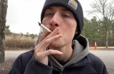 Лечение зависимости от табакокурения в Кирсанове Мужчина с сигаретой делает затяжку