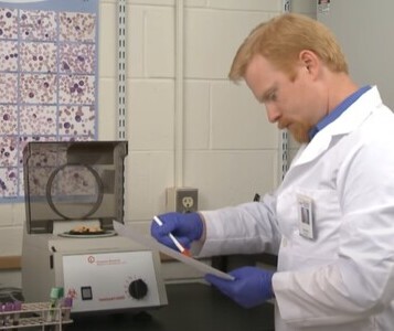 Клиника лечения наркозависимости в Кирсанове Врач в кабинете клиники