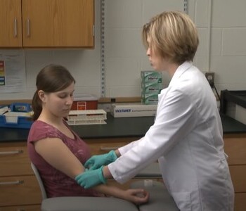 Врач делает инъекцию пациентке