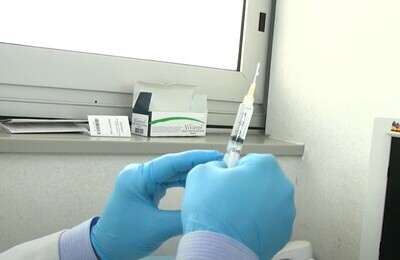 Проведение кодирования Вивитролом в Кирсанове Шприц с Вивитролом в руках у врача